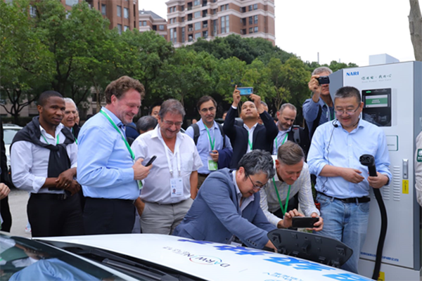 Experts are exchanging chaoji charging technology